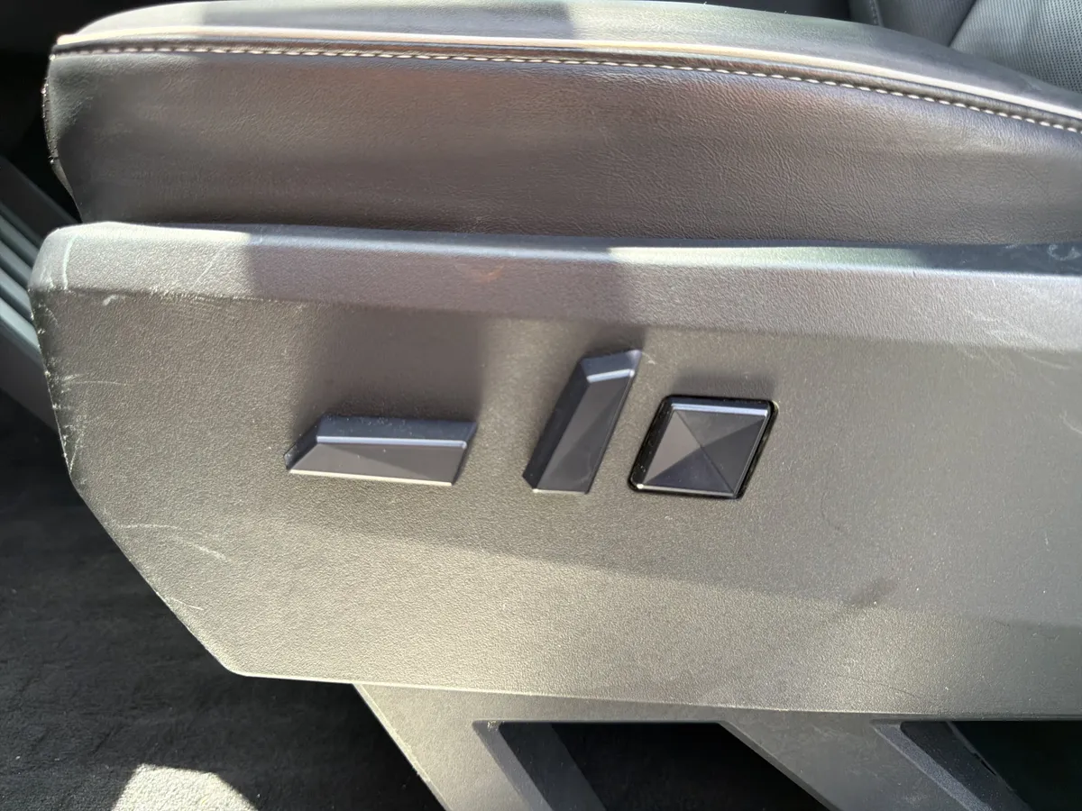 2024 Tesla Cybertruck thumbnail 16