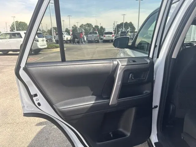 2024 Toyota 4Runner SR5 thumbnail 15