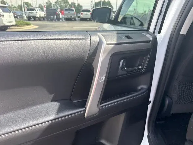 2024 Toyota 4Runner SR5 thumbnail 16