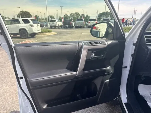 2024 Toyota 4Runner SR5 thumbnail 23