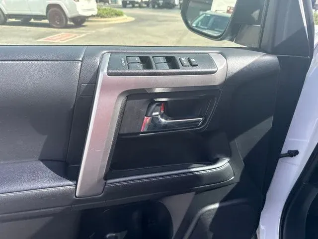 2024 Toyota 4Runner SR5 thumbnail 24