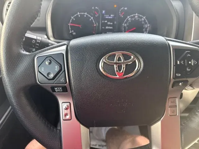 2024 Toyota 4Runner SR5 thumbnail 32