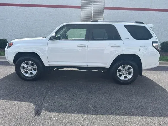 2024 Toyota 4Runner SR5 thumbnail 4