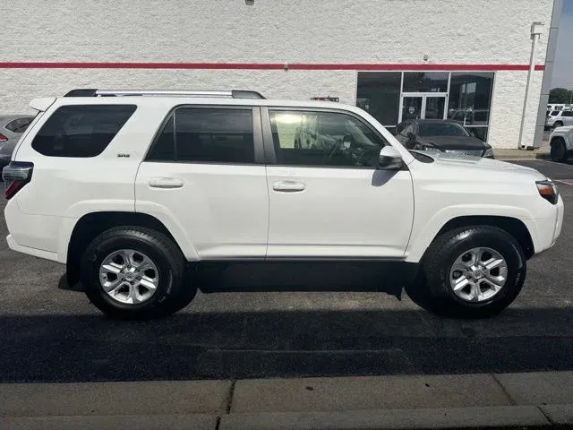 2024 Toyota 4Runner SR5 thumbnail 8