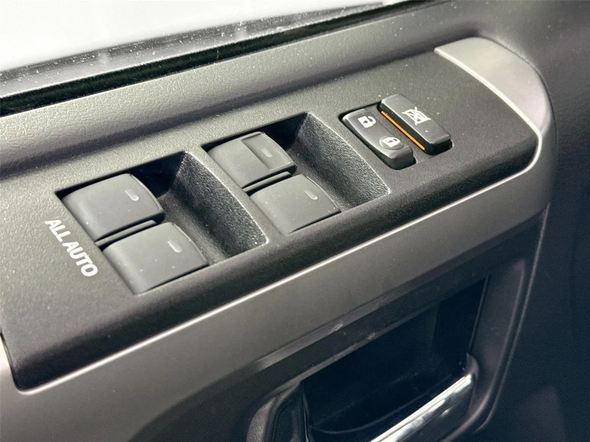 2024 Toyota 4Runner SR5 thumbnail 26