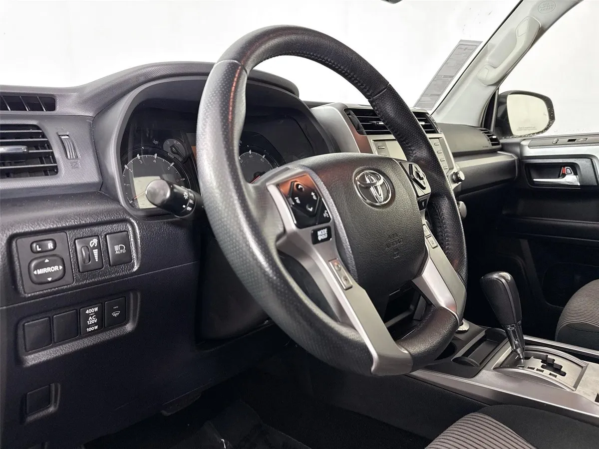 2024 Toyota 4Runner SR5 thumbnail 4