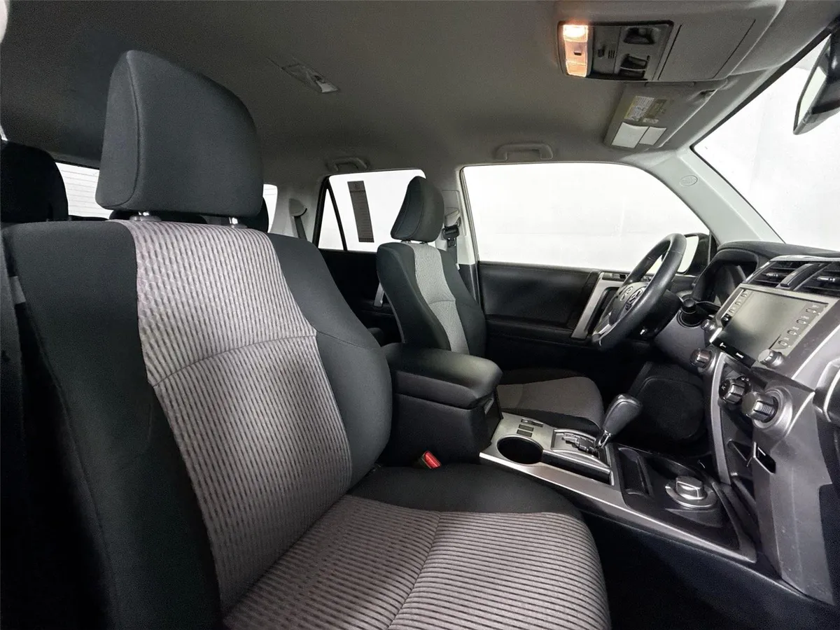 2024 Toyota 4Runner SR5 thumbnail 40