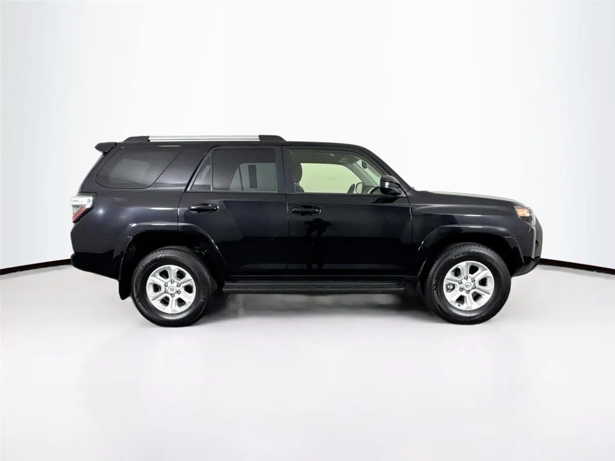 2024 Toyota 4Runner SR5 thumbnail 9