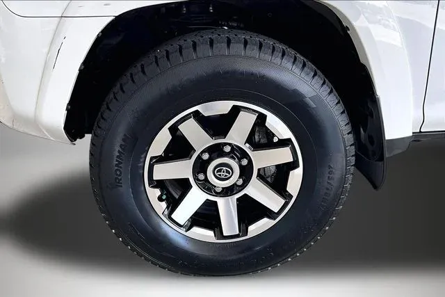 2024 Toyota 4Runner TRD Off-Road Premium thumbnail 29