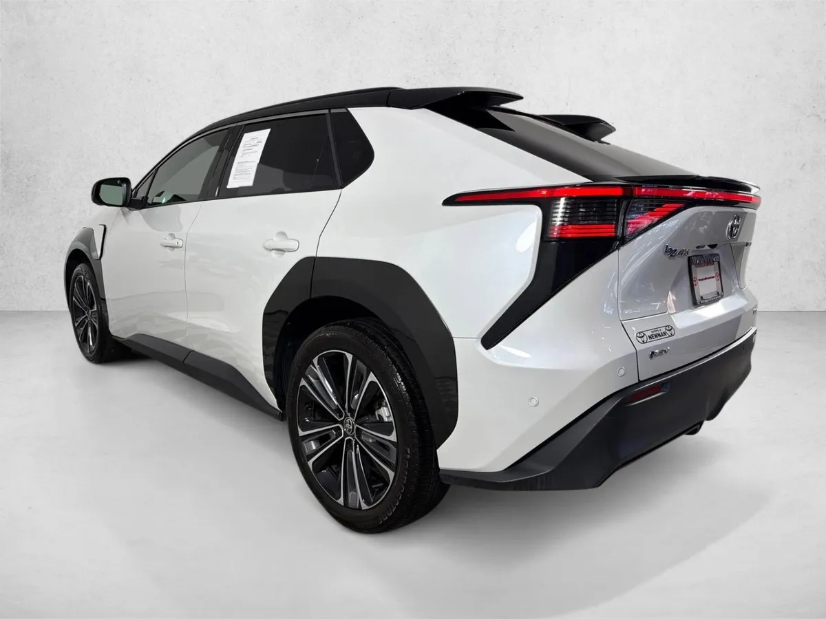 2024 Toyota bZ4X XLE thumbnail 12