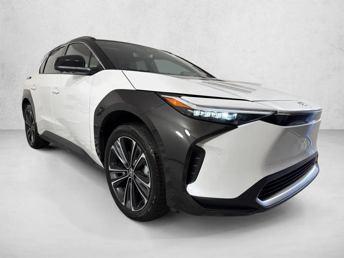 2024 Toyota bZ4X XLE thumbnail 2