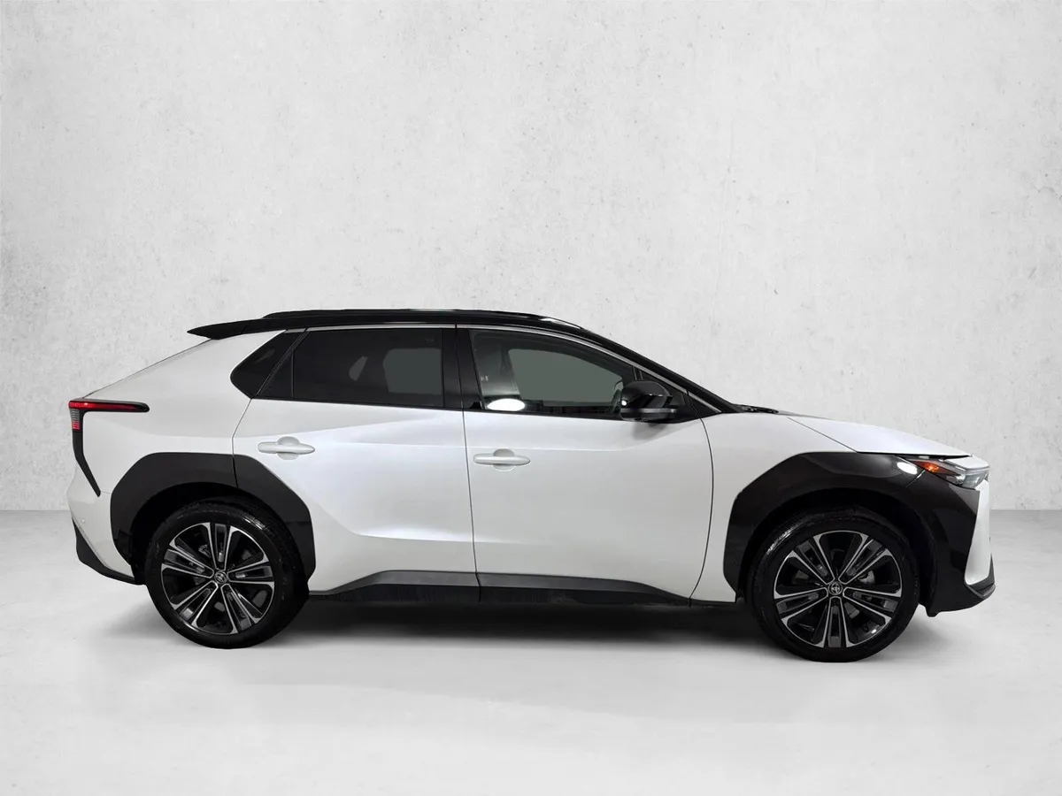 2024 Toyota bZ4X XLE thumbnail 6