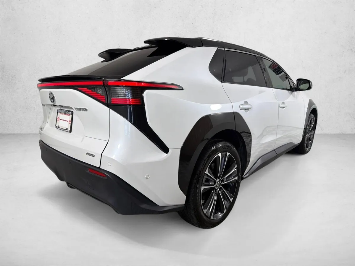 2024 Toyota bZ4X XLE thumbnail 8