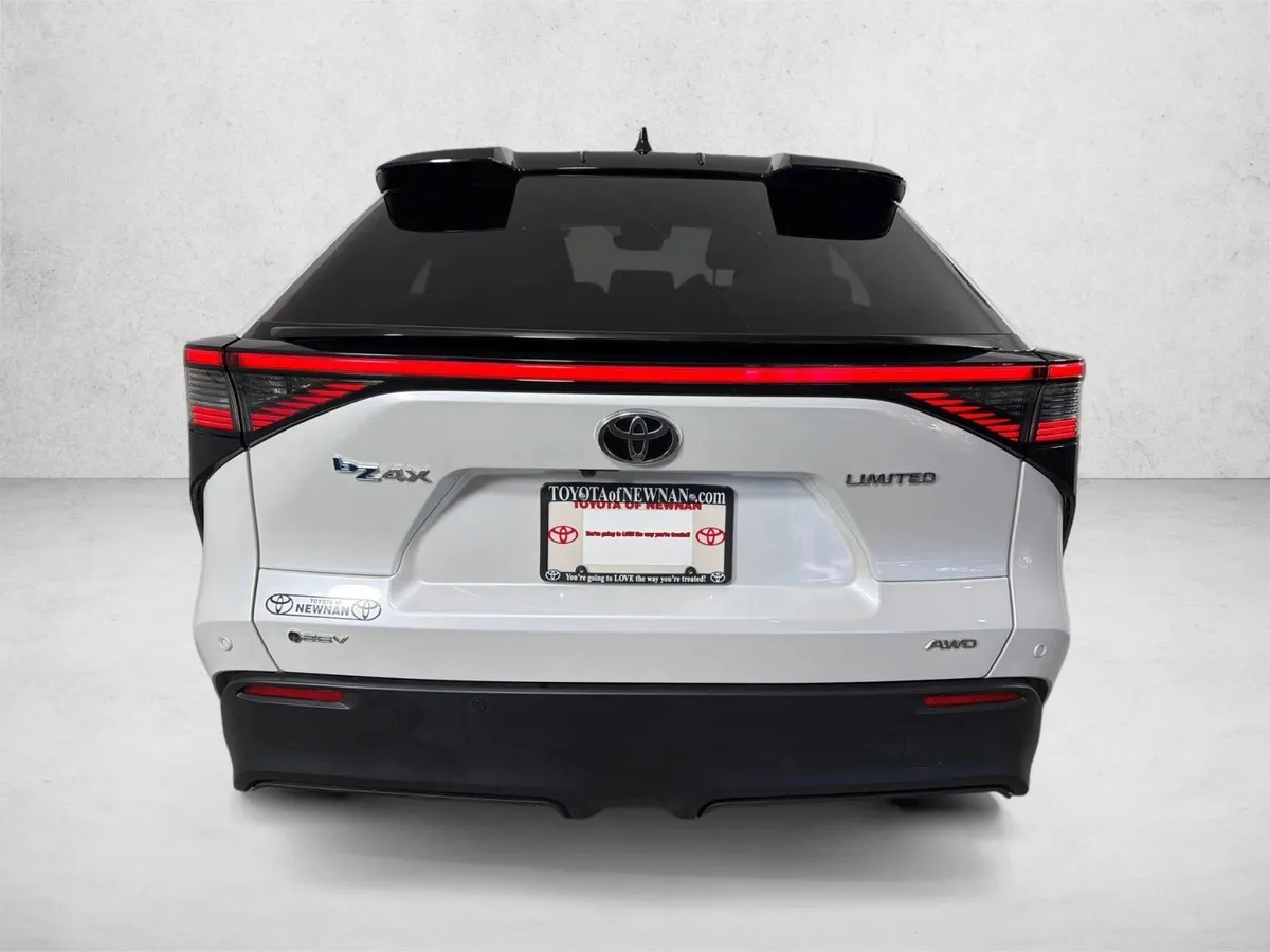 2024 Toyota bZ4X XLE thumbnail 9