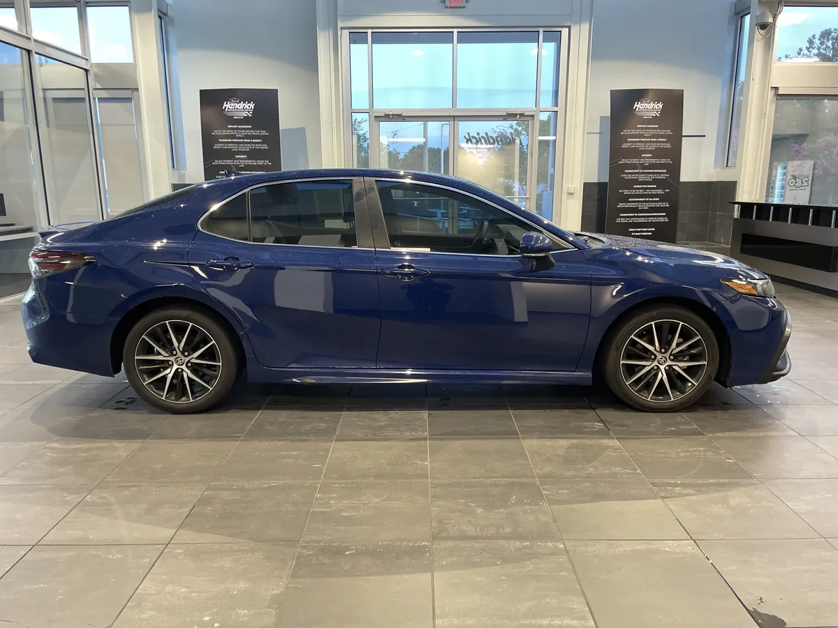 2024 Toyota Camry Hybrid SE Nightshade thumbnail 10