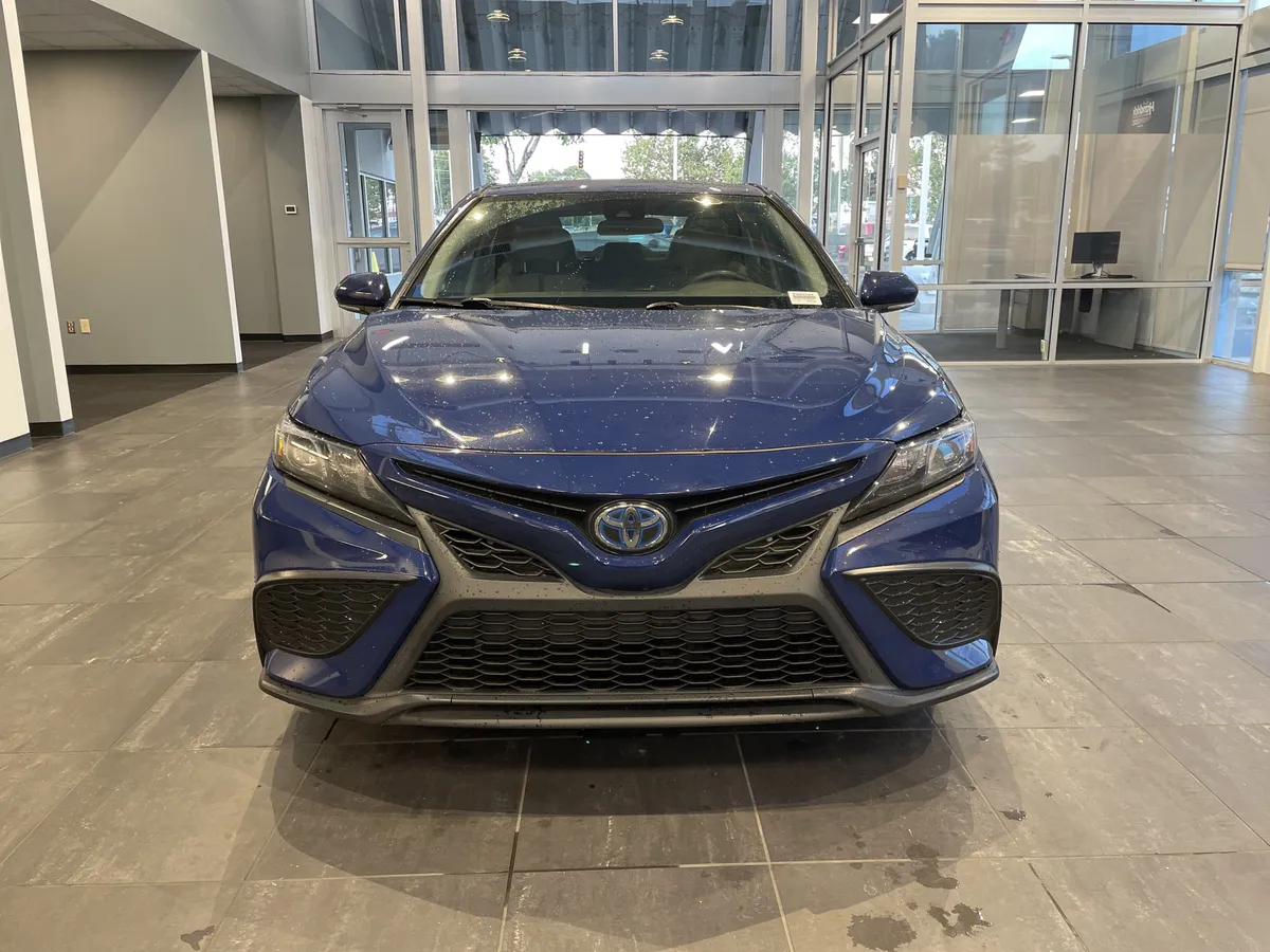 2024 Toyota Camry Hybrid SE Nightshade thumbnail 2