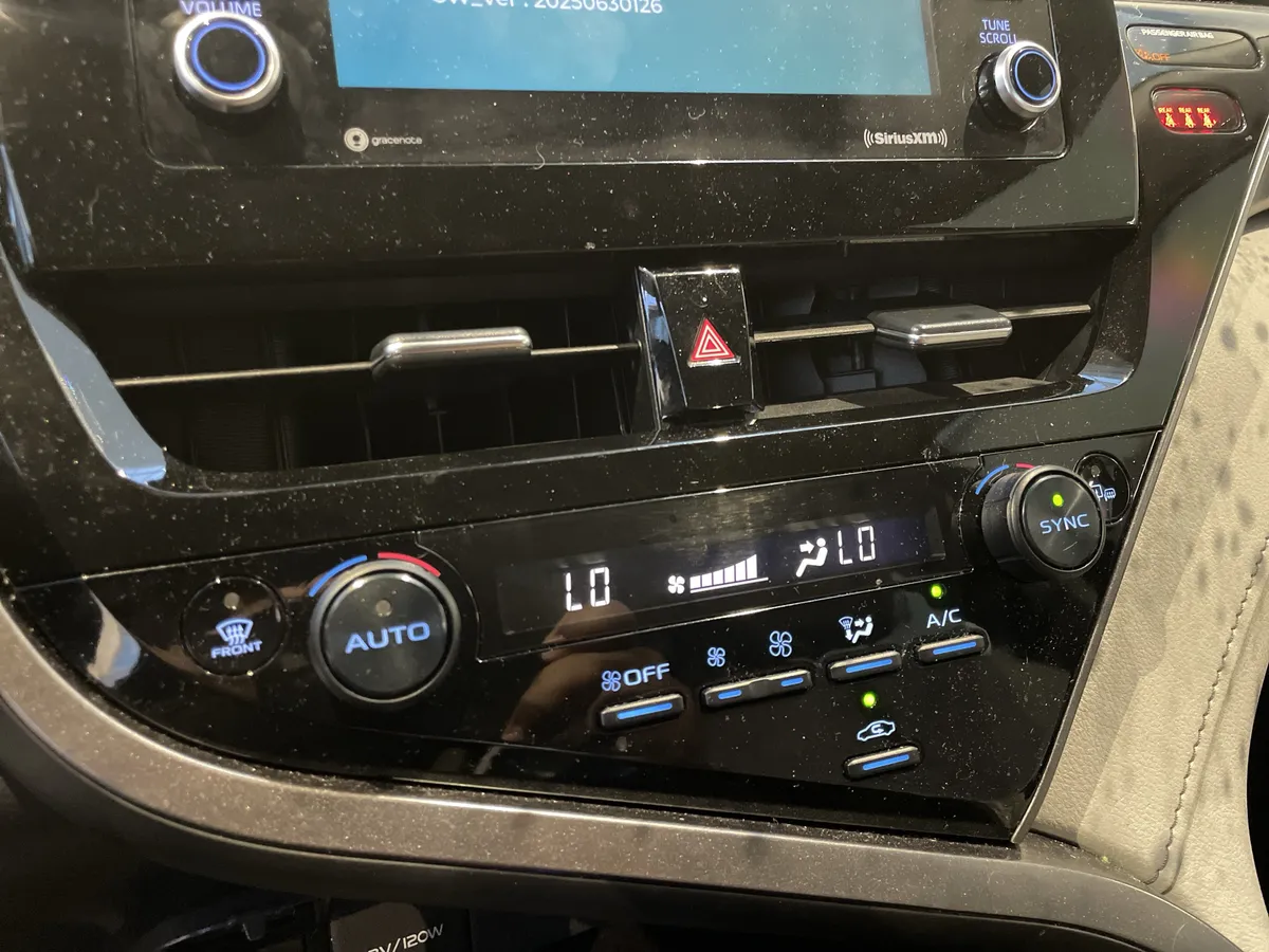 2024 Toyota Camry Hybrid SE Nightshade thumbnail 25
