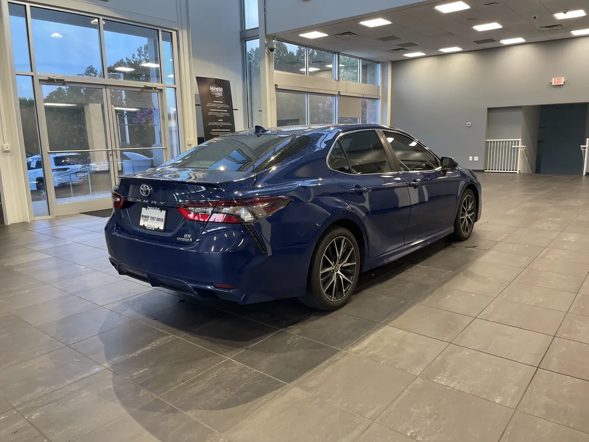 2024 Toyota Camry Hybrid SE Nightshade thumbnail 9