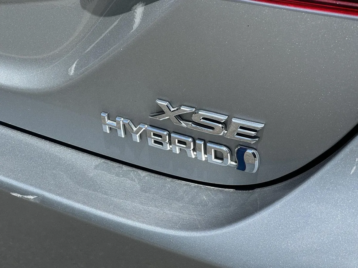 2024 Toyota Camry Hybrid XSE thumbnail 10