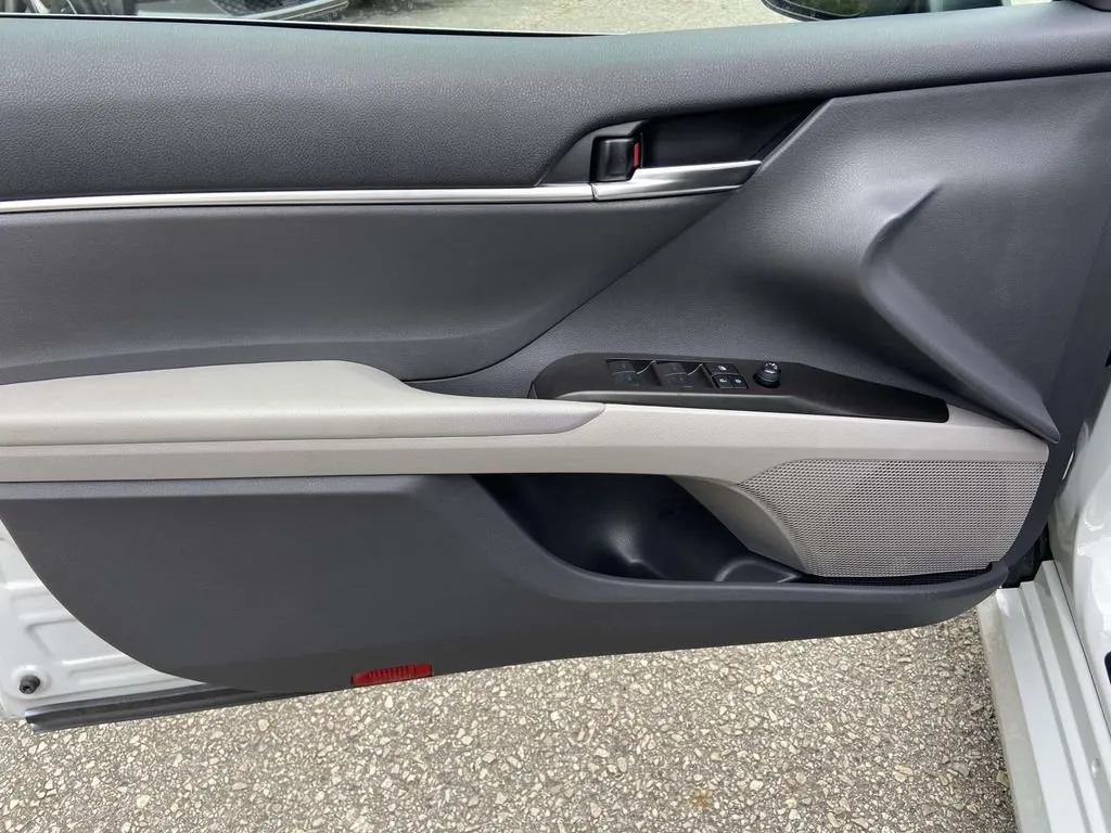 2024 Toyota Camry LE thumbnail 10