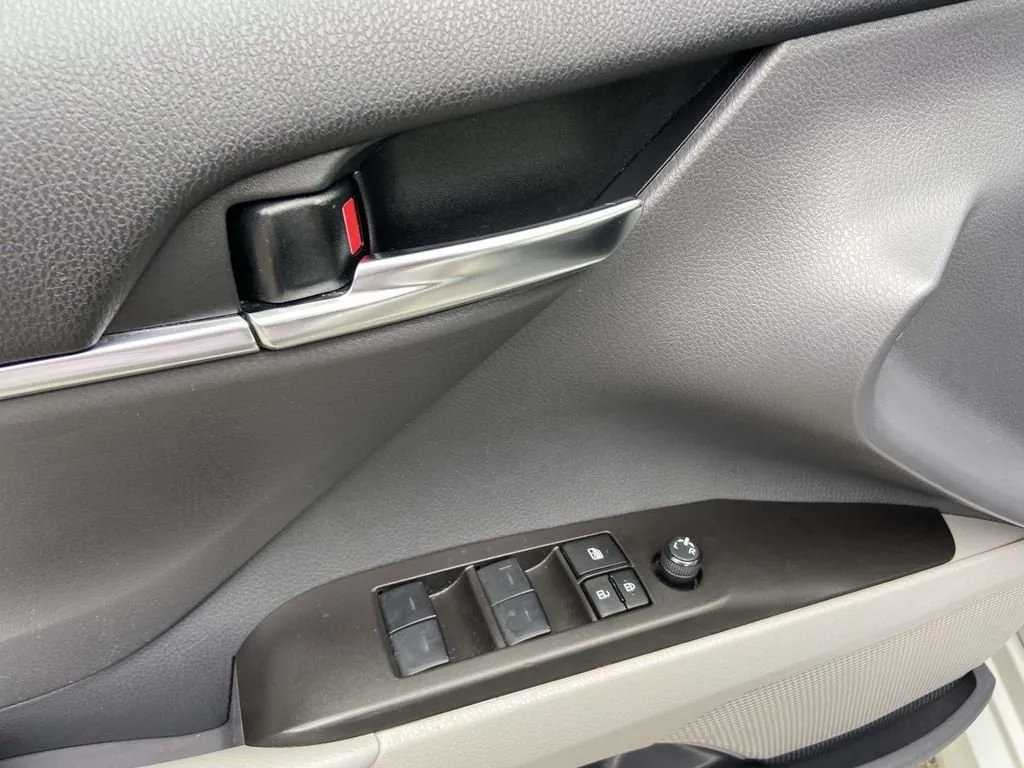 2024 Toyota Camry LE thumbnail 11