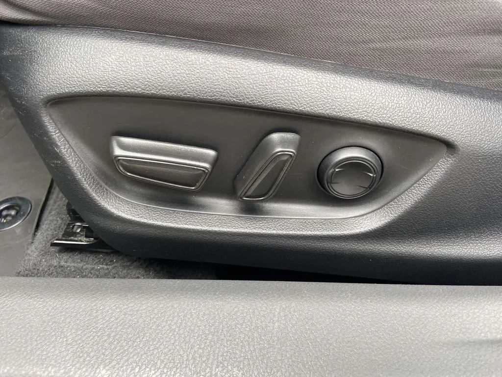 2024 Toyota Camry LE thumbnail 13