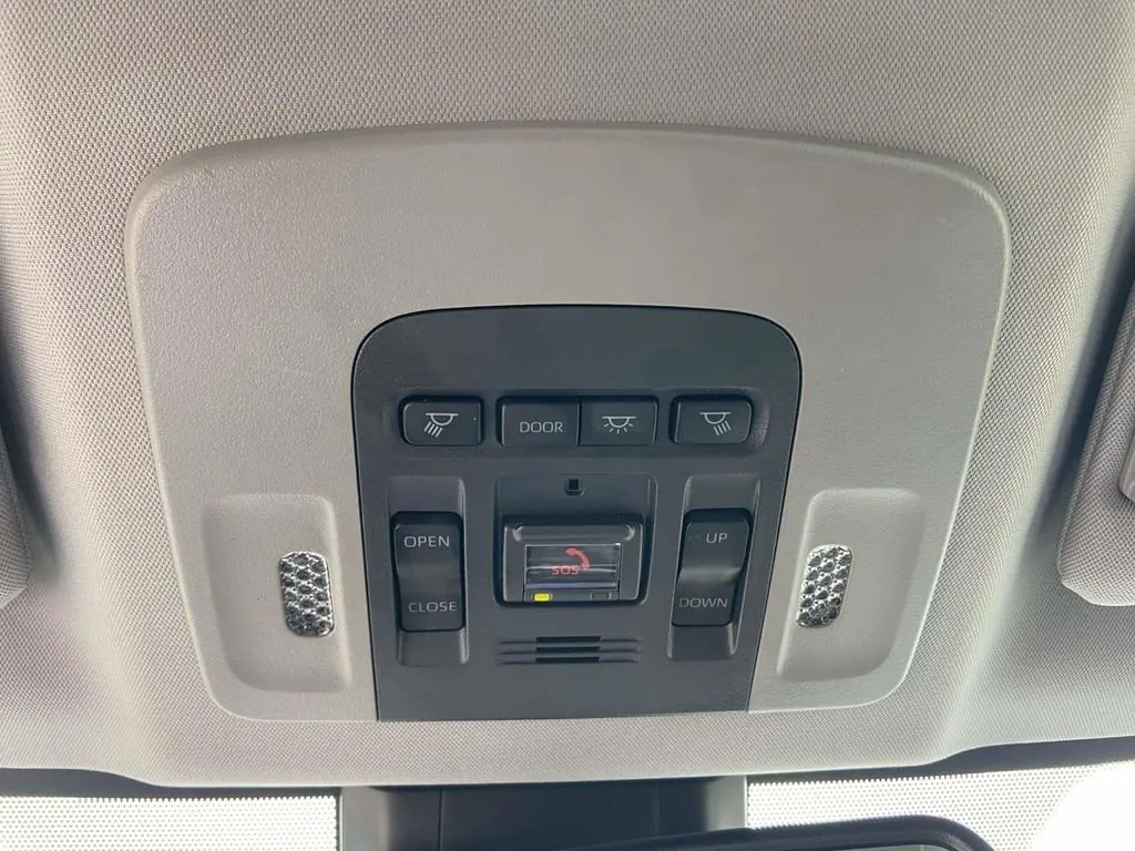 2024 Toyota Camry LE thumbnail 18