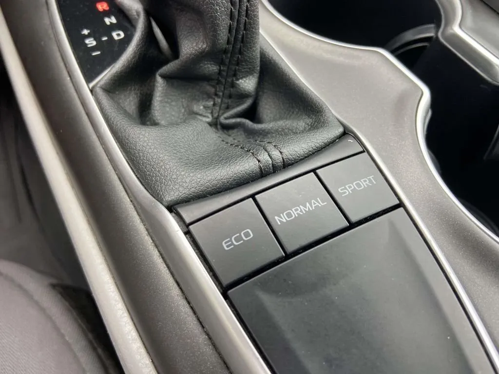 2024 Toyota Camry LE thumbnail 25