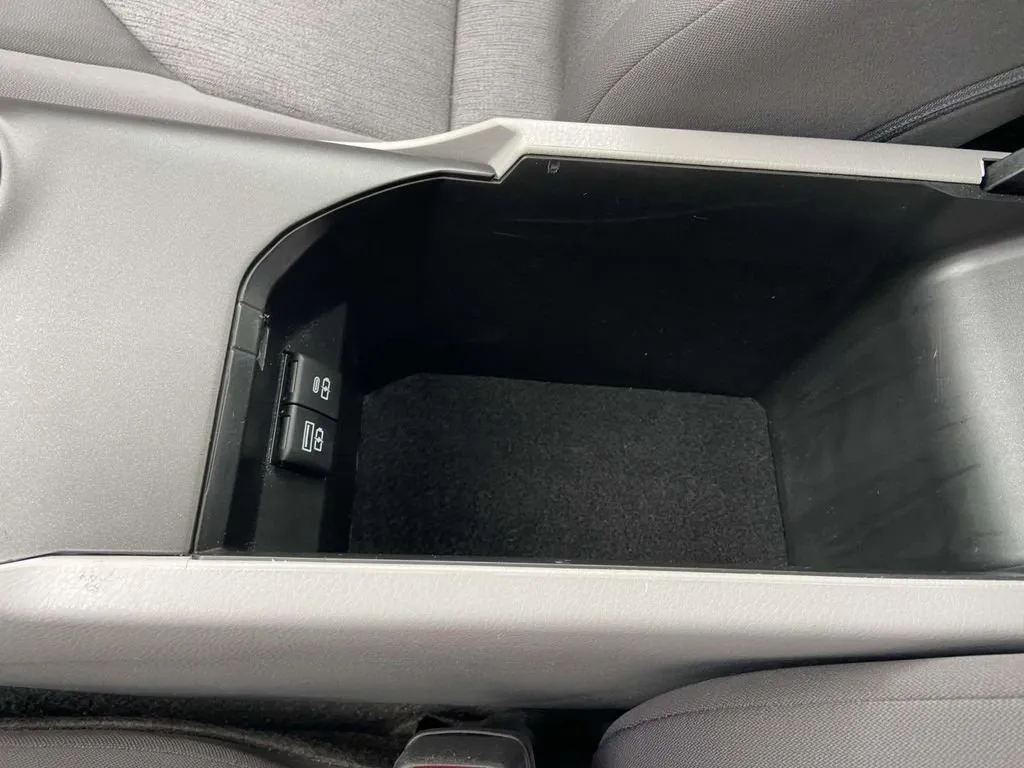 2024 Toyota Camry LE thumbnail 26