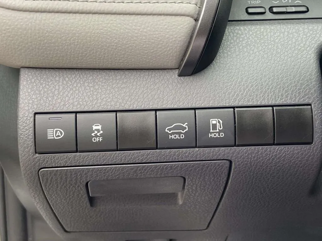 2024 Toyota Camry LE thumbnail 27