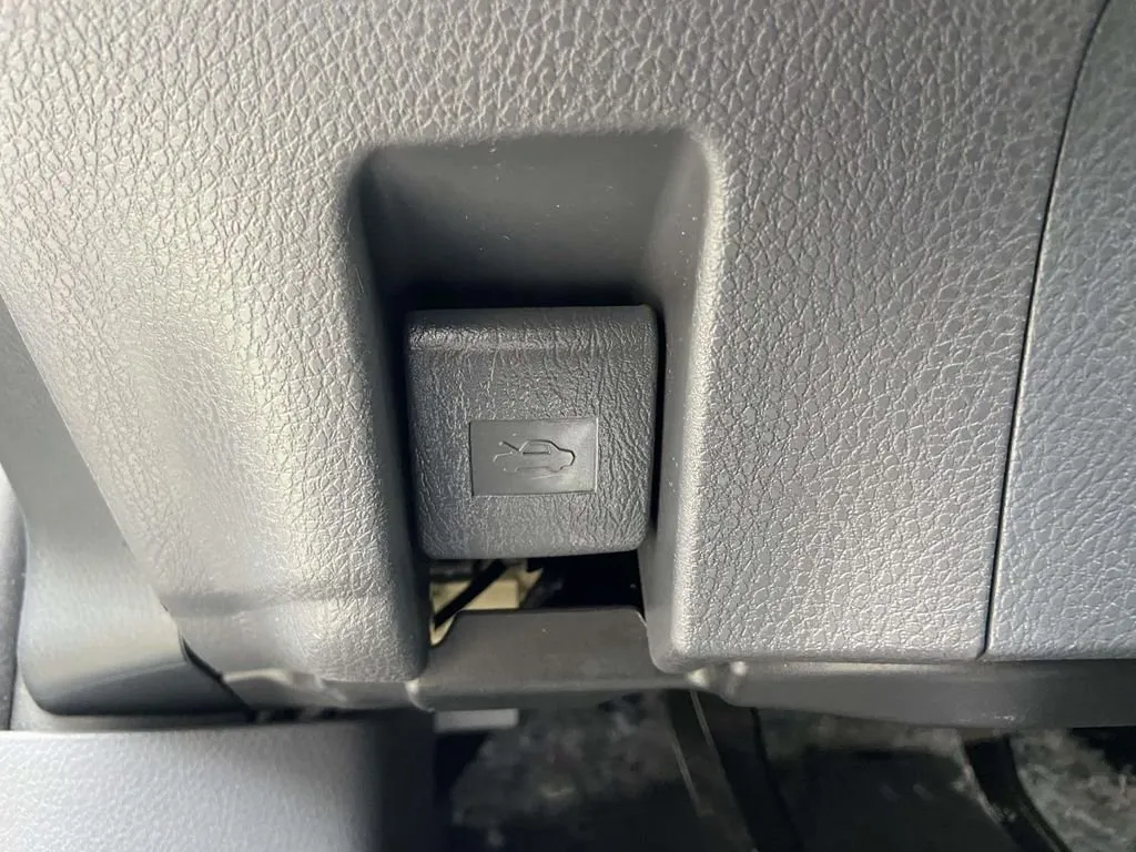 2024 Toyota Camry LE thumbnail 28