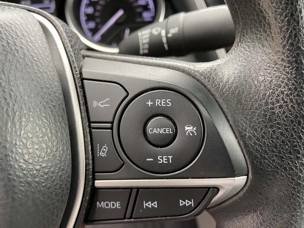 2024 Toyota Camry LE thumbnail 33