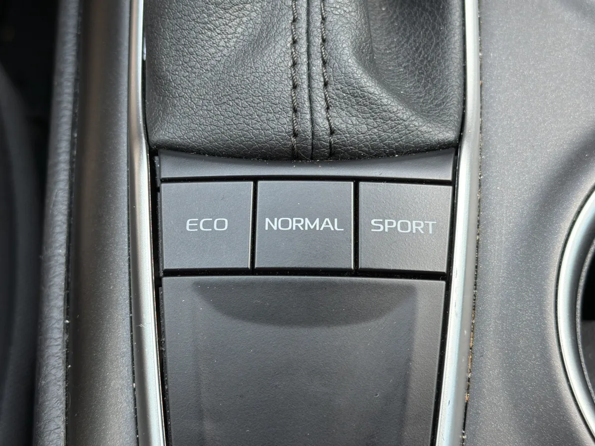 2024 Toyota Camry LE thumbnail 11