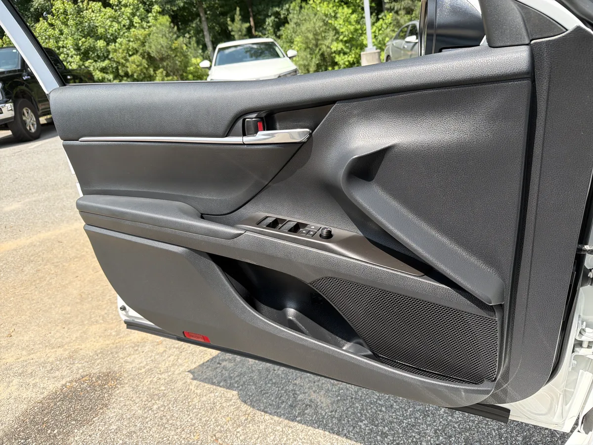 2024 Toyota Camry LE thumbnail 15