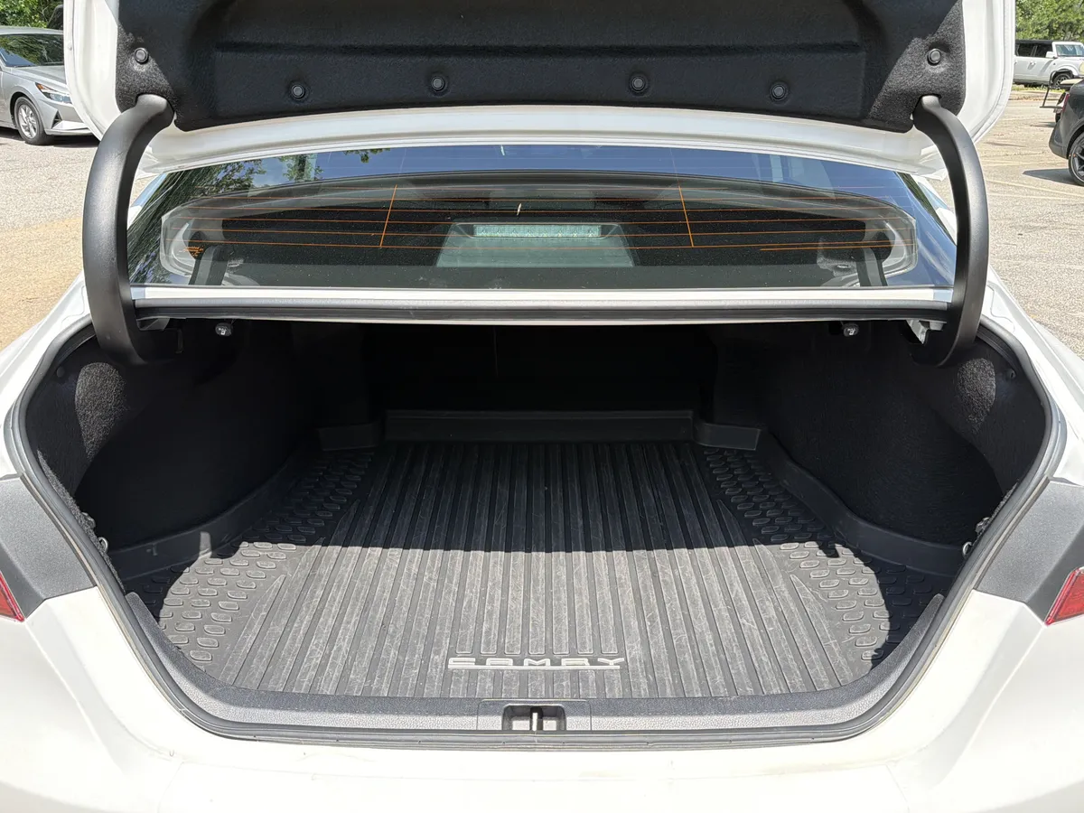 2024 Toyota Camry LE thumbnail 25