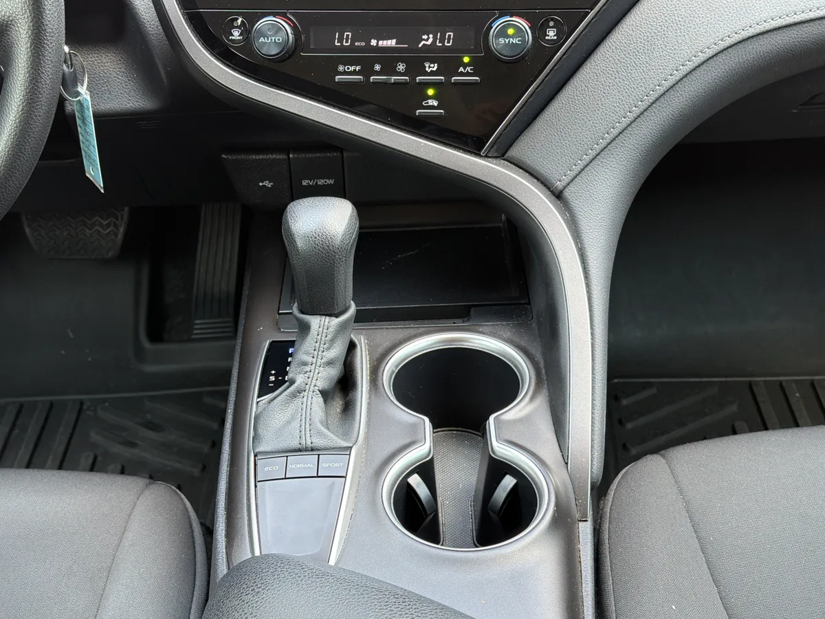 2024 Toyota Camry LE thumbnail 6