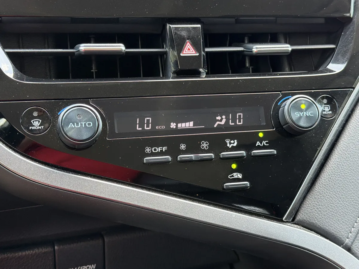 2024 Toyota Camry LE thumbnail 8