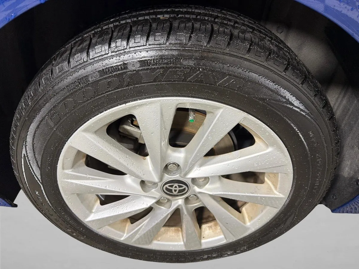 2024 Toyota Camry LE thumbnail 17