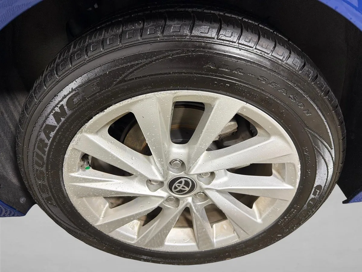 2024 Toyota Camry LE thumbnail 19