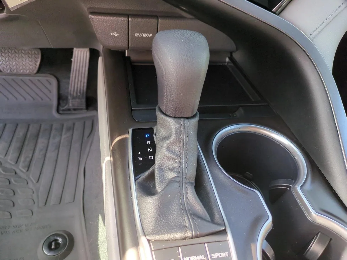2024 Toyota Camry LE thumbnail 12