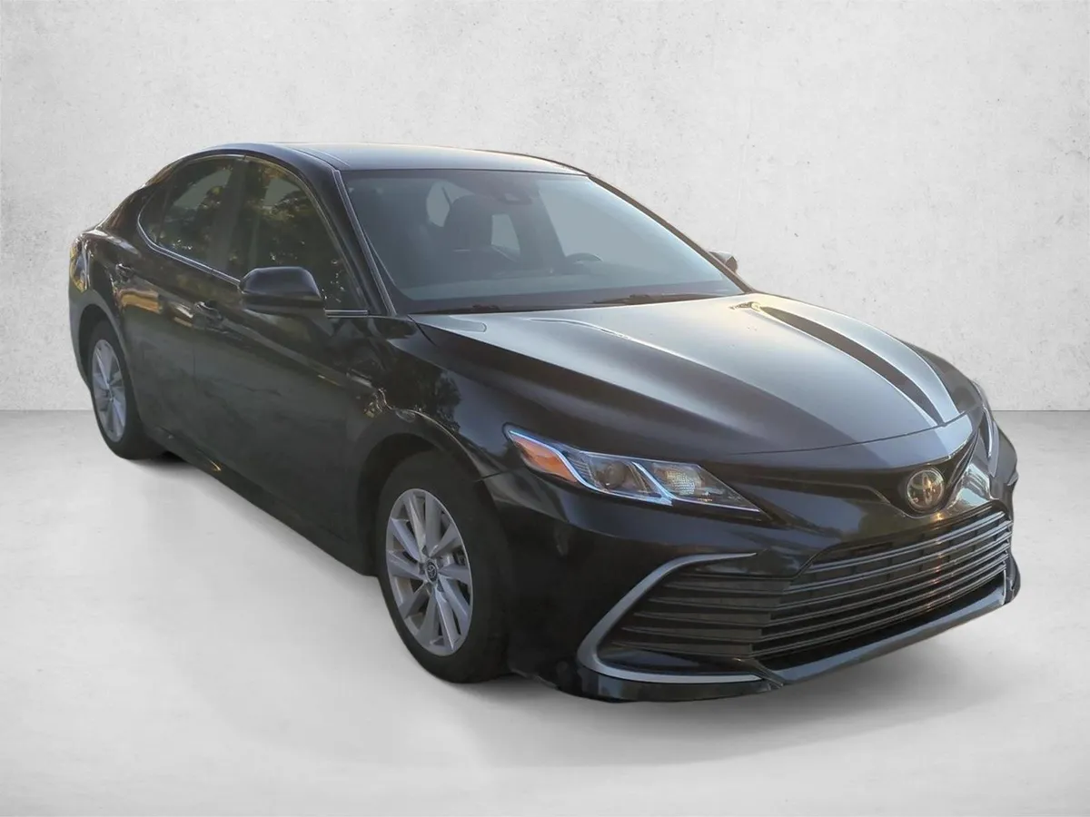 2024 Toyota Camry LE thumbnail 3