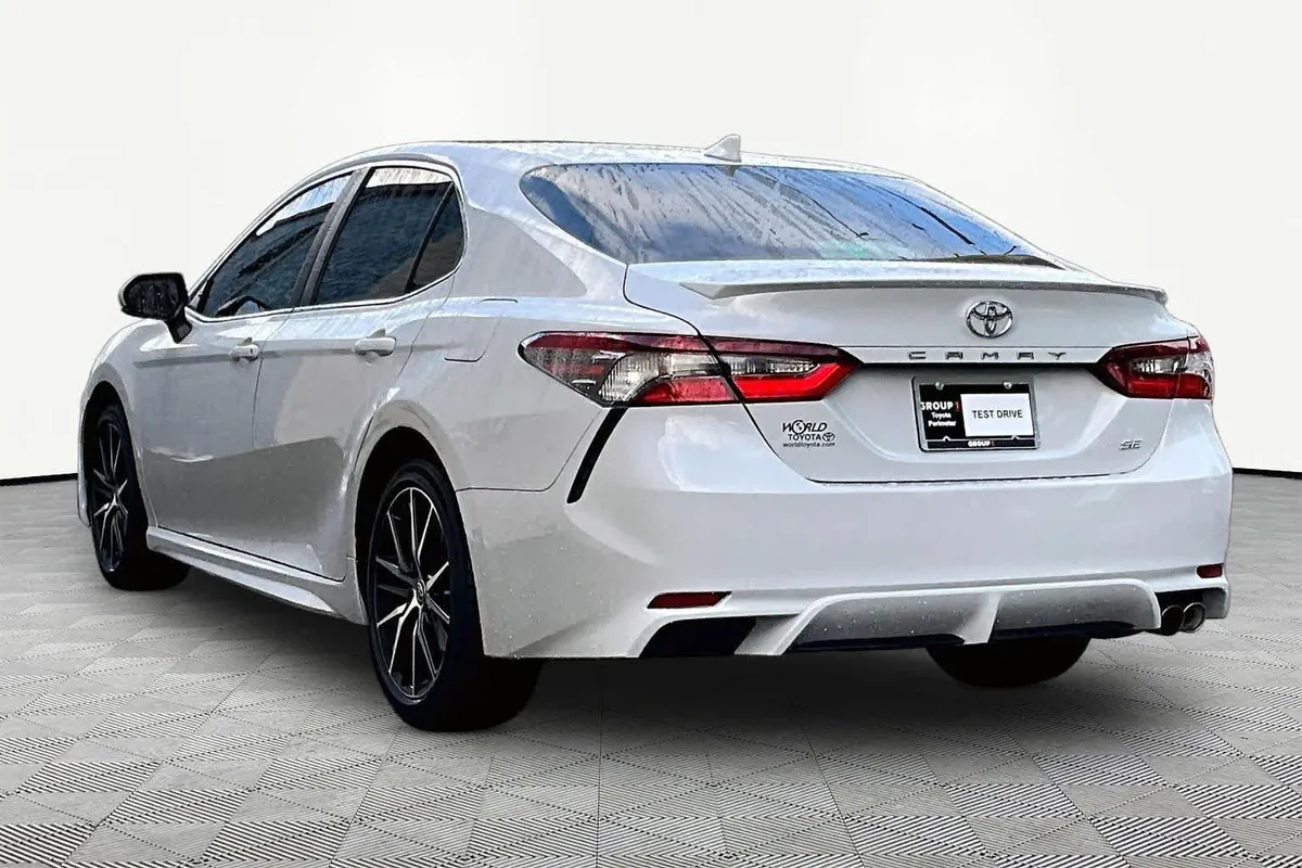 2024 Toyota Camry SE thumbnail 12