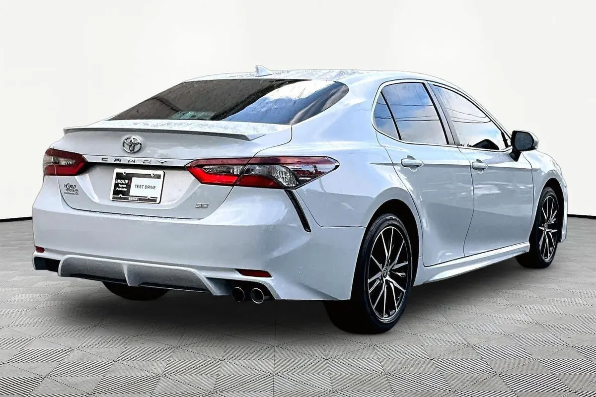 2024 Toyota Camry SE thumbnail 13