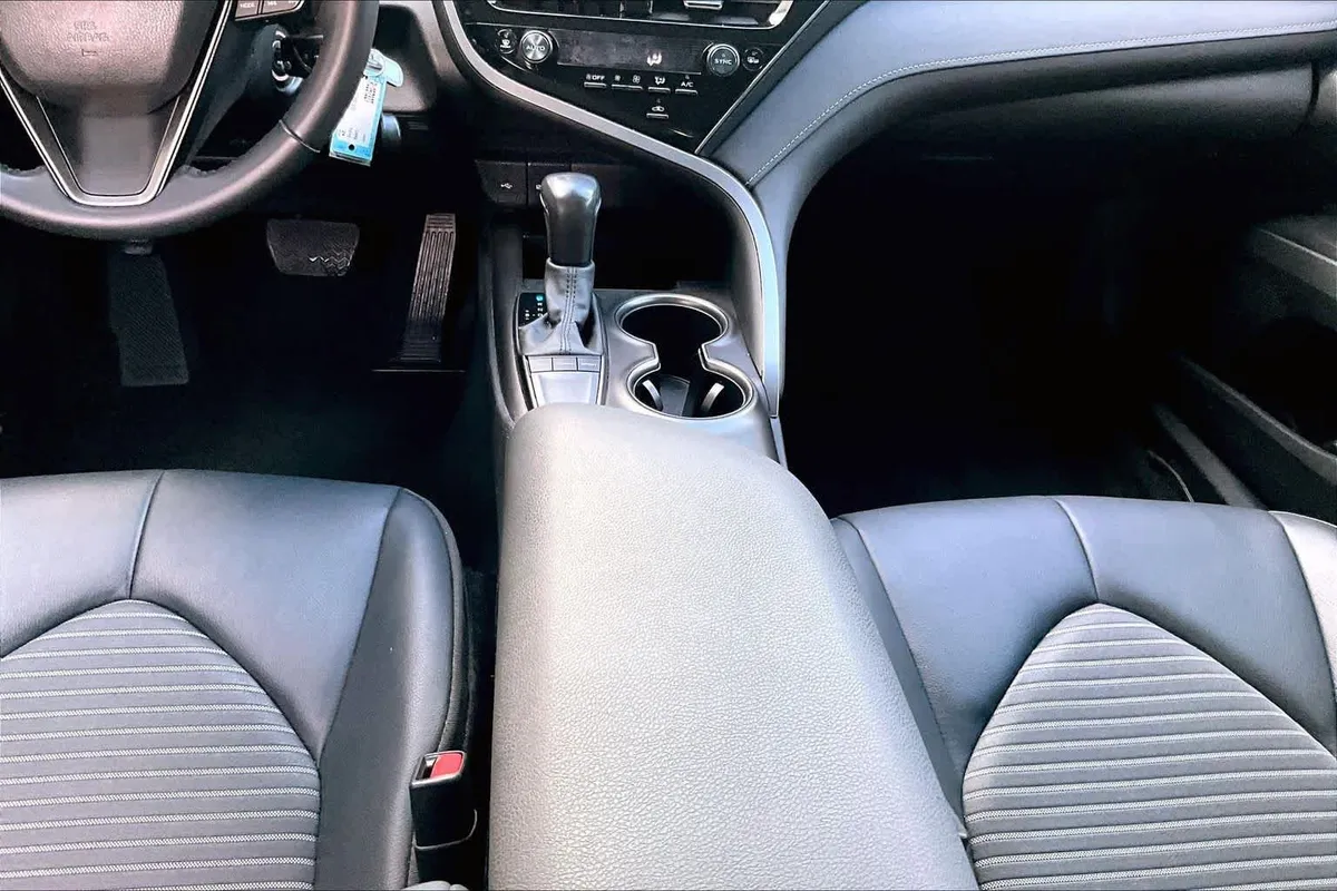 2024 Toyota Camry SE thumbnail 17