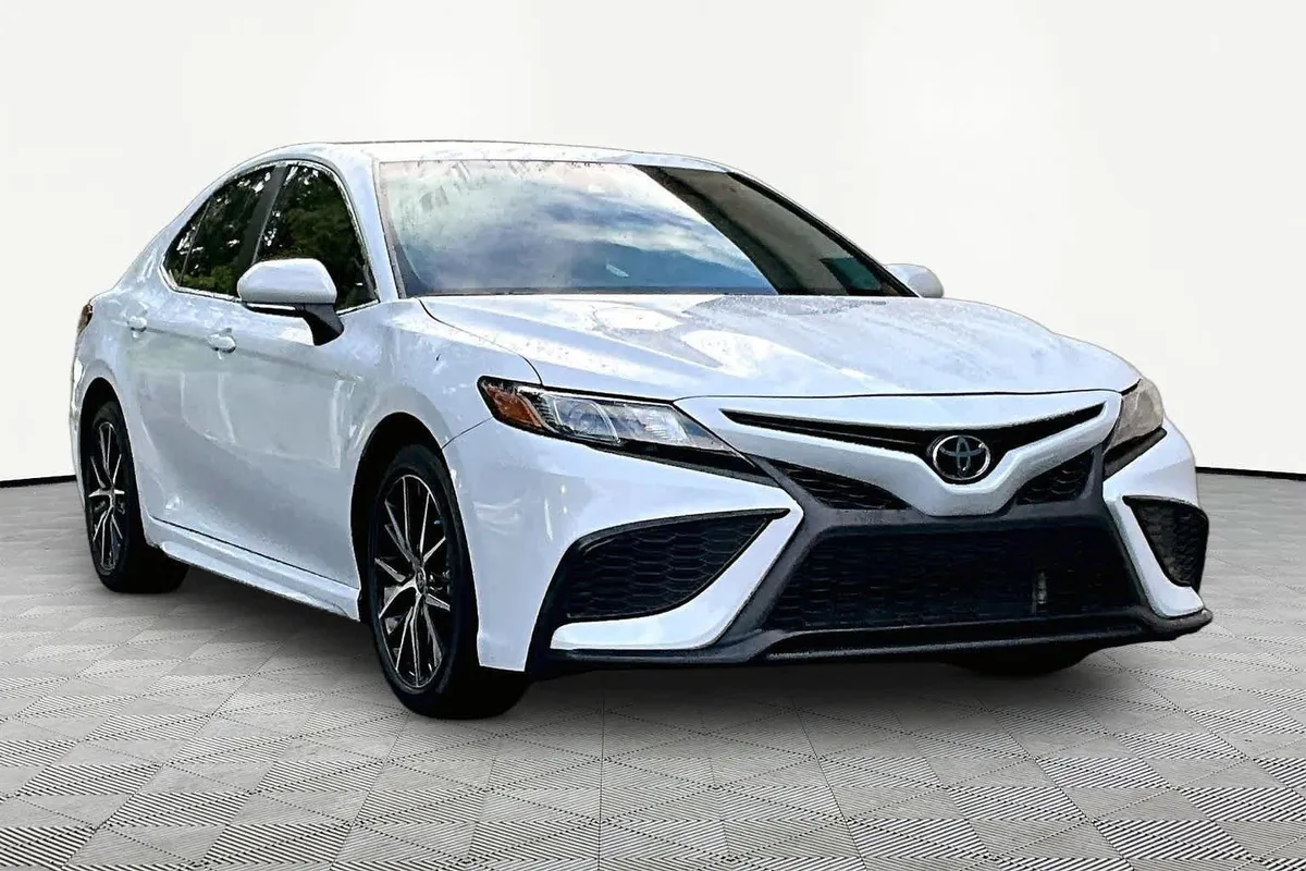 2024 Toyota Camry SE thumbnail 3