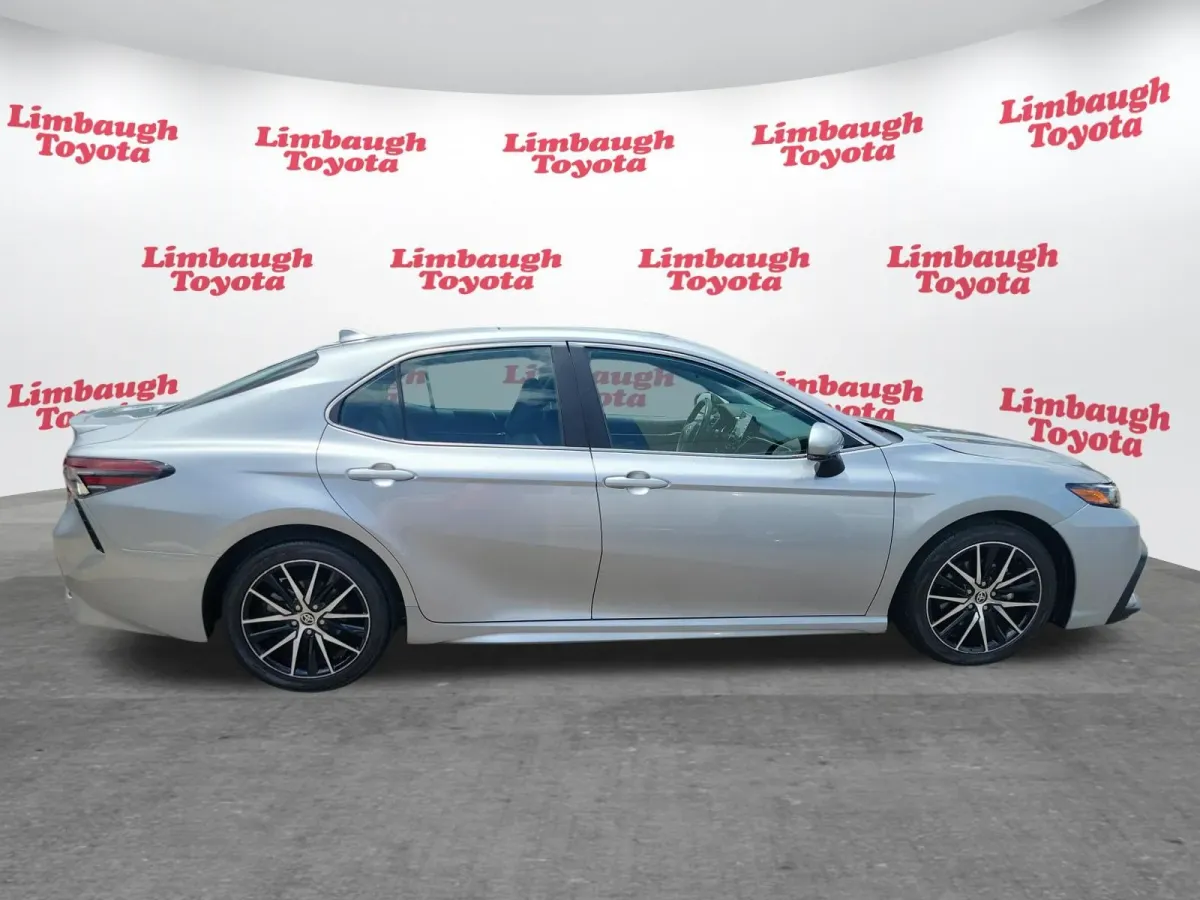 2024 Toyota Camry SE thumbnail 2