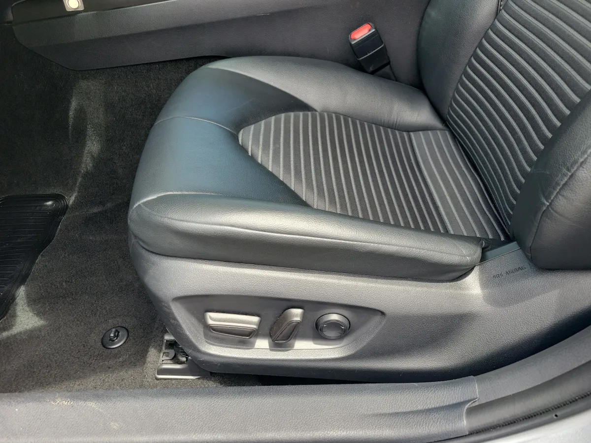 2024 Toyota Camry SE thumbnail 6