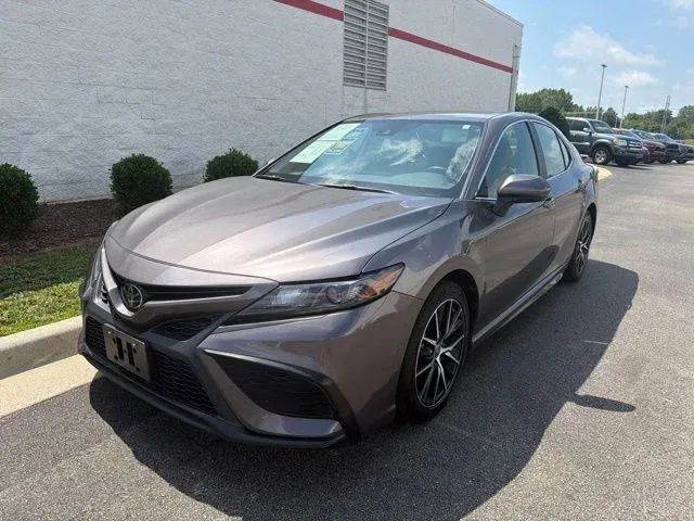 2024 Toyota Camry SE thumbnail 3
