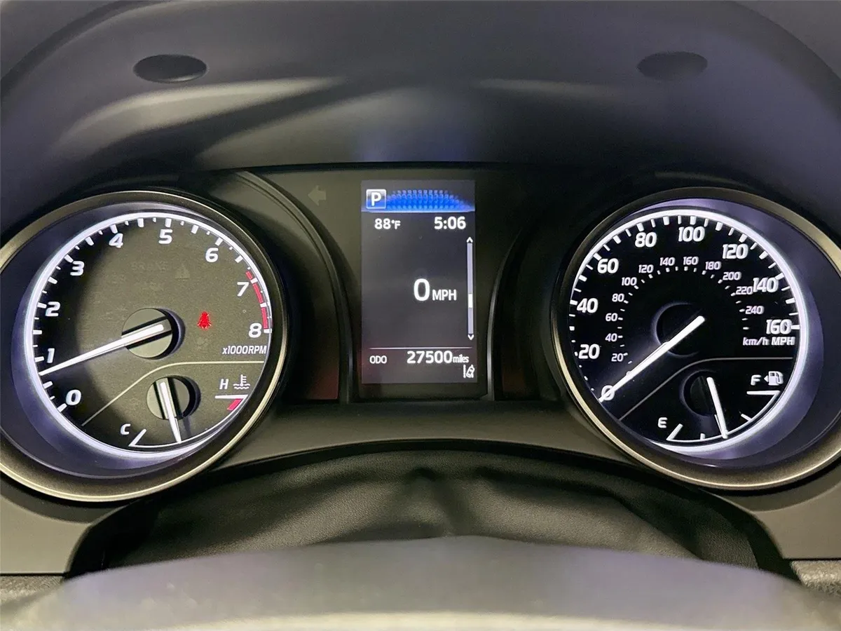 2024 Toyota Camry SE thumbnail 18