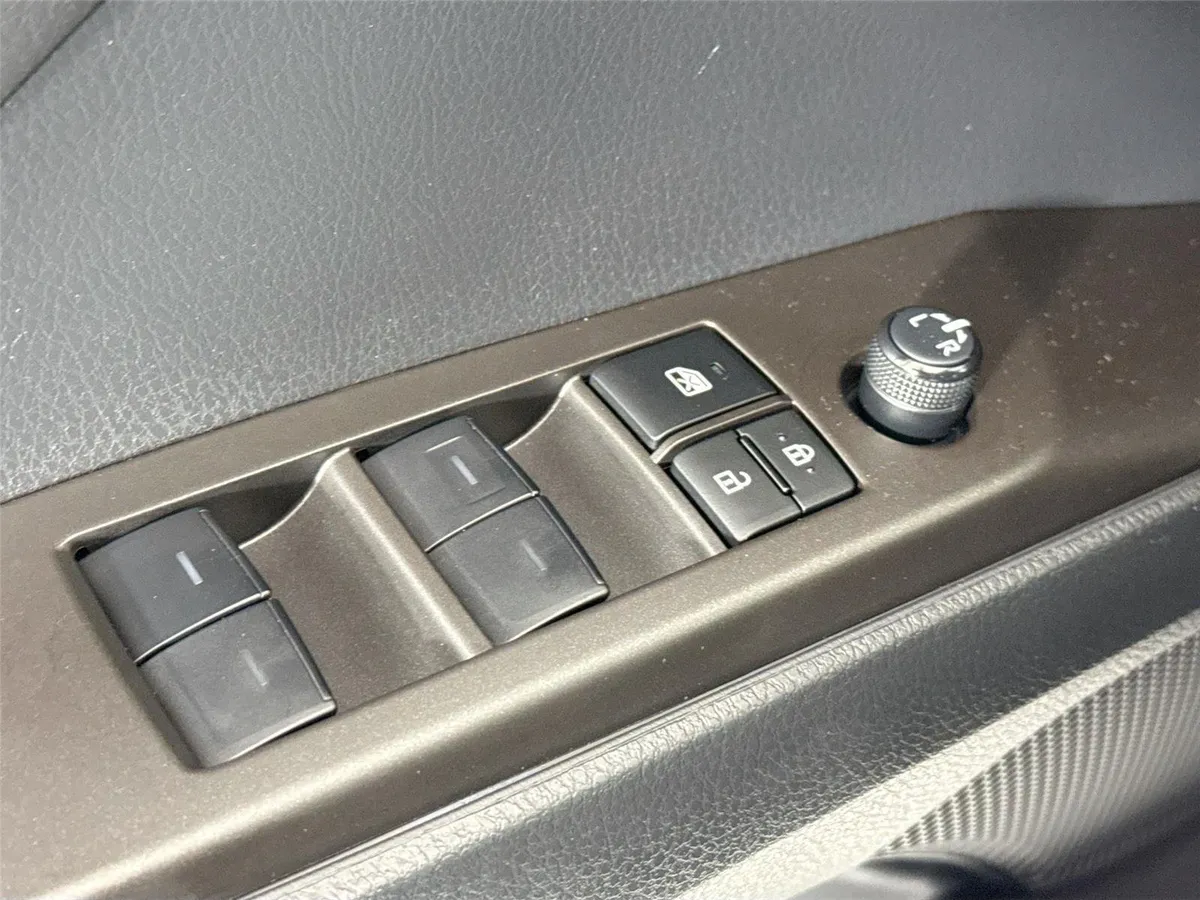 2024 Toyota Camry SE thumbnail 24